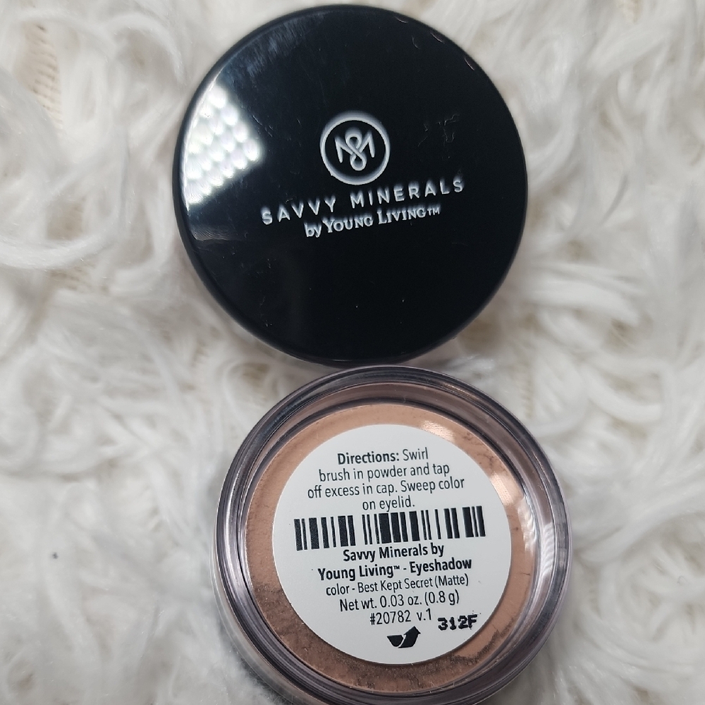 MATTE Young Living  Eyeshadow with Loose Texture